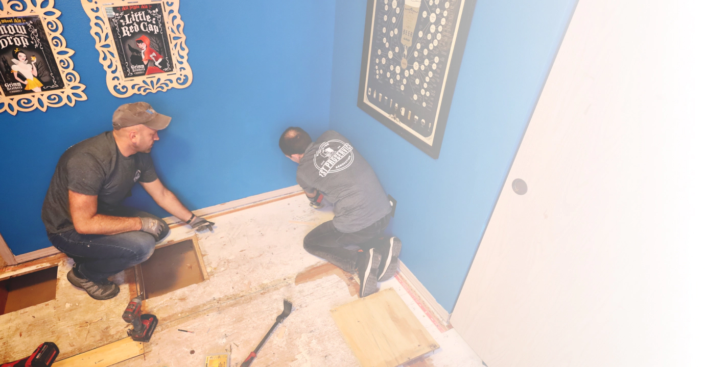 contractos installing a flooring